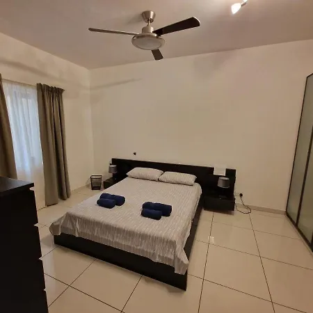 Apartment Seafront At Waters' Edge *